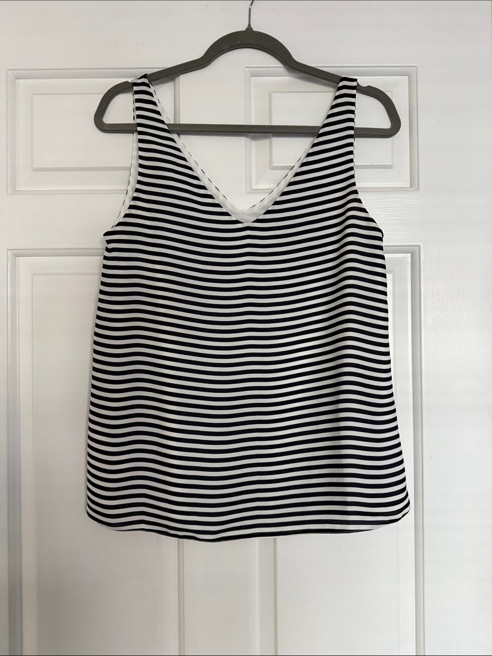 V-Neck Striped Sleeveless blouse - Black & White